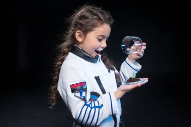 Kız astronot holding bitki