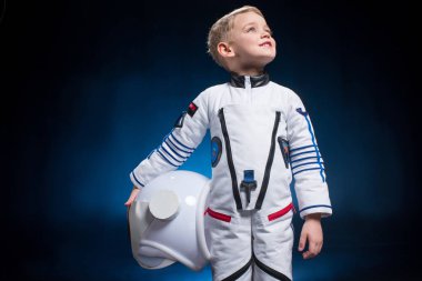 Uzay giysisi içinde küçük çocuk