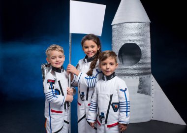 Astronotlar oynayan çocuklar