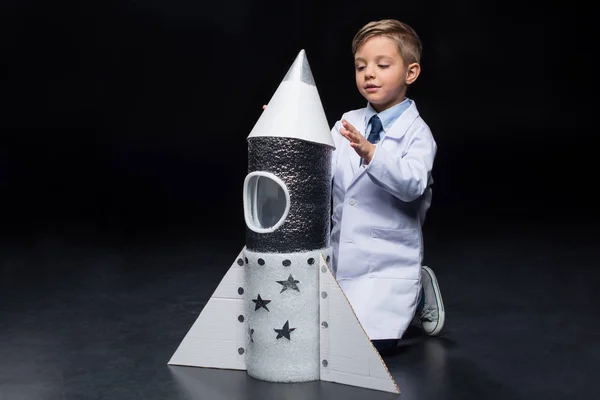 Маленький хлопчик з ракетою — стокове фото