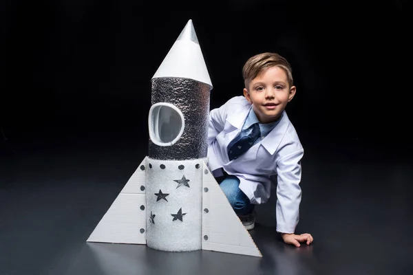Malý chlapec s raketou — Stock fotografie