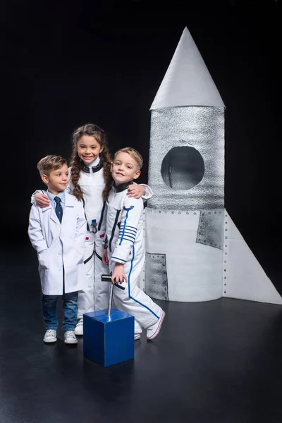 Barn spelar astronauter — Stockfoto