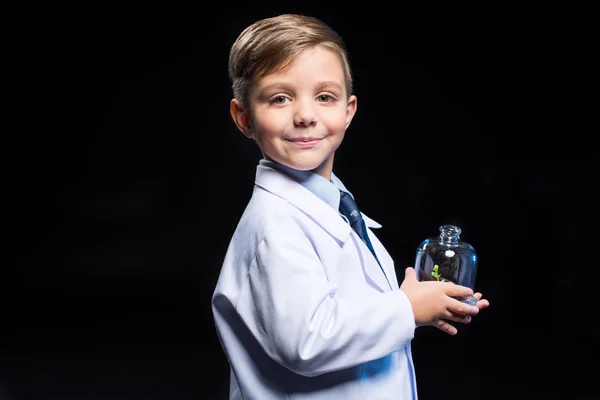 Liten pojke anläggning planta — Stockfoto