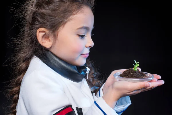 Menina astronauta segurando planta — Fotografia de Stock