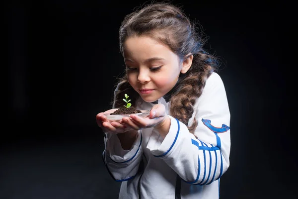 Dívka astronaut hospodářství rostlina — Stock fotografie