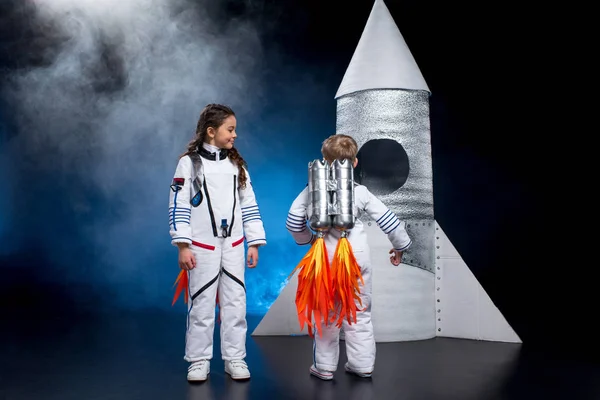 Kids playing astronauts — Stock Photo, Image