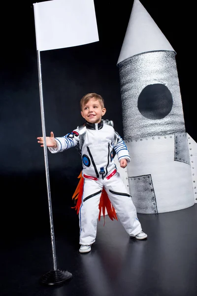 Jongen in astronaut kostuum — Stockfoto