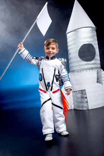 宇宙飛行士の衣装を着て少年 — ストック写真