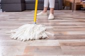 žena úklid podlahy s mop