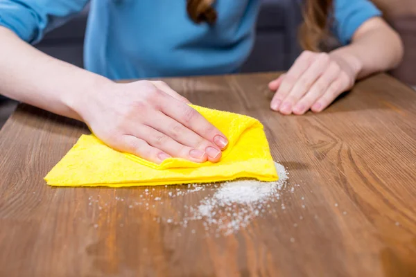 Woman cleaning table — Stock Photo, Image