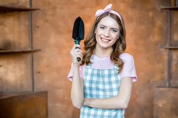 Frau mit Gartenspaten — Stockfoto