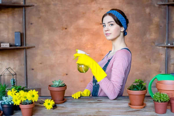 Ženské zahradník s rozprašovačem — Stock fotografie