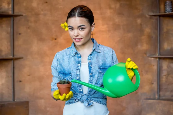 Mujer con regadera — Foto de Stock