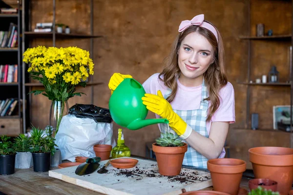 Žena zalévání rostlin — Stock fotografie