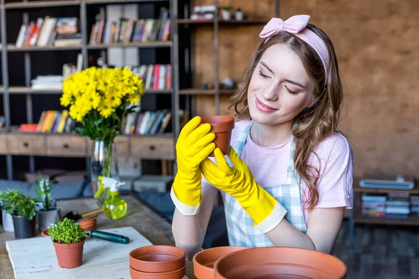 Frau mit Blumentopf — Stockfoto