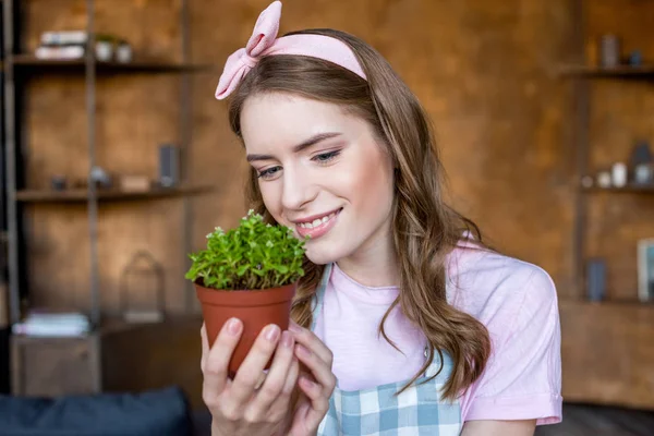 Donna che tiene pianta in vaso da fiori — Foto stock gratuita