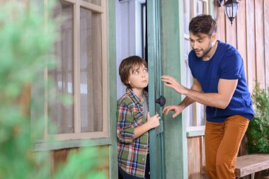Baba ve oğul oynarken gizlemek ve aramak