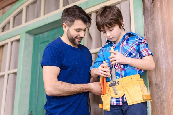 Pai e filho no cinto de ferramentas — Fotografia de Stock