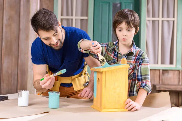 Πατέρας και γιος κάνοντας birdhouse — Φωτογραφία Αρχείου