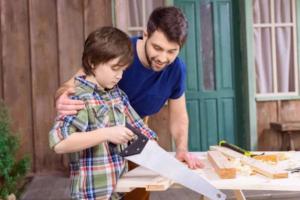 Pai e filho em oficina — Fotografia de Stock