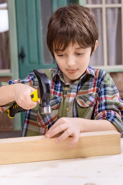 Boy hammering nail — Stock Photo, Image