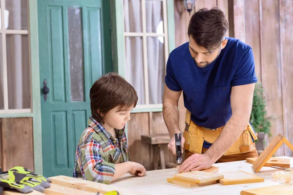 Pai e filho em oficina — Fotografia de Stock