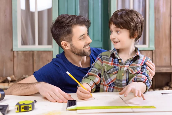 Vater und Sohn in Werkstatt — Stockfoto