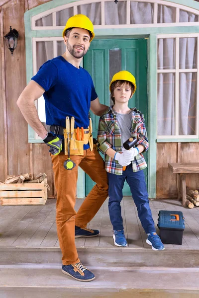 Pai e filho com ferramentas de construção — Fotografia de Stock