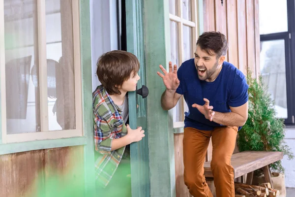 Pai e filho brincando de esconde e procura — Fotografia de Stock