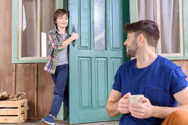 Hombre sosteniendo cu de té — Foto de Stock