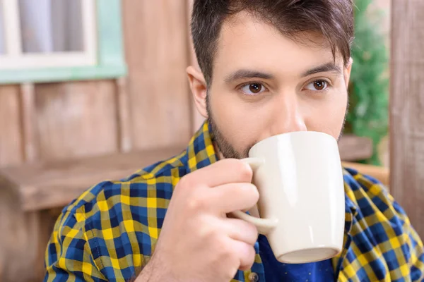 Człowiek posiadający cu herbaty — Zdjęcie stockowe