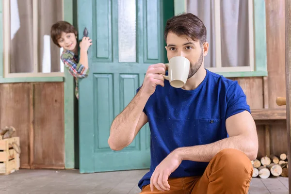 Hombre sosteniendo taza de té — Foto de Stock