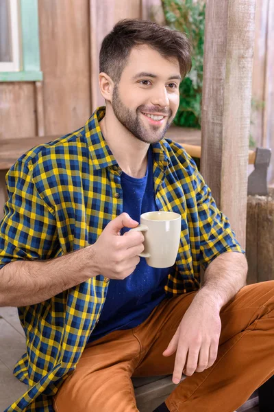 Hombre sosteniendo taza de té — Foto de Stock