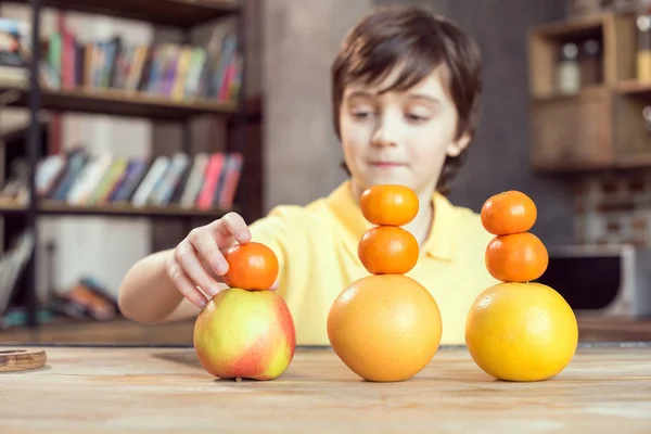 Jongen spelen met vruchten — Stockfoto