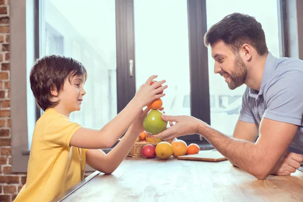 Baba ve oğul meyve ile — Stok fotoğraf