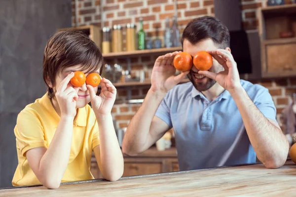 Vader en zoon met vruchten — Stockfoto