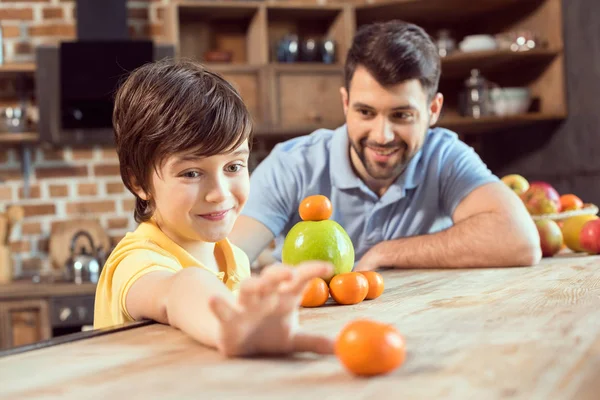 Baba ve oğul meyve ile — Stok fotoğraf