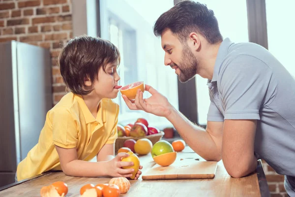 Pai e filho com frutos — Fotografia de Stock