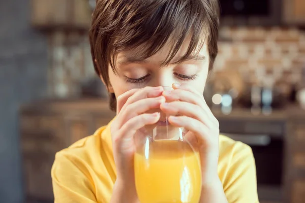 Ragazzo bere succo — Foto Stock