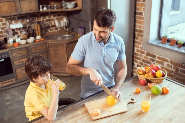 Padre e hijo bebiendo jugo —  Fotos de Stock