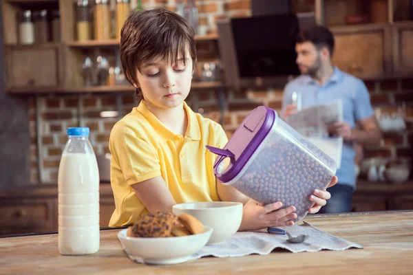 Niño con bolas de chocolate —  Fotos de Stock