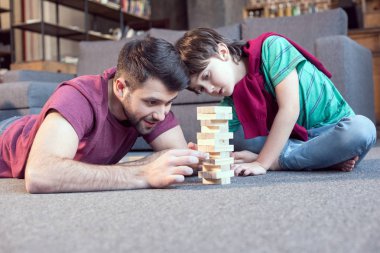 Baba ve oğul jenga oynamayı