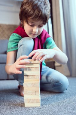 Jenga oyunu oynamak çocuk
