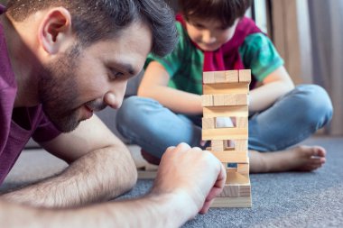 Baba ve oğul jenga oynamayı