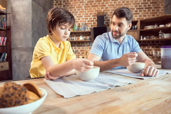 Pai e filho tomando café da manhã — Fotografia de Stock