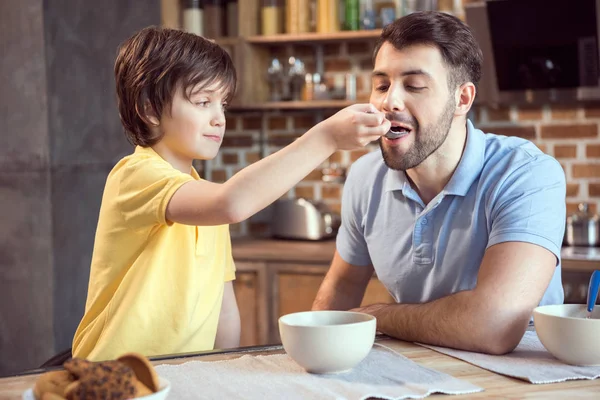 Vader en zoon ontbijten. — Stockfoto