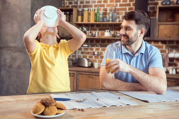 Otec a syn snídají — Stock fotografie