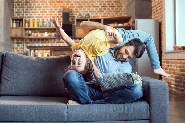 Padre e hijo divirtiéndose — Foto de Stock