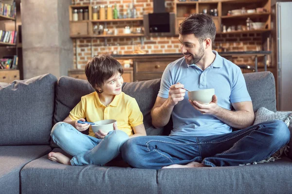 Familjen äter frukost — Stockfoto