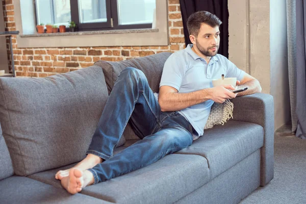 Homem assistindo filme — Fotografia de Stock